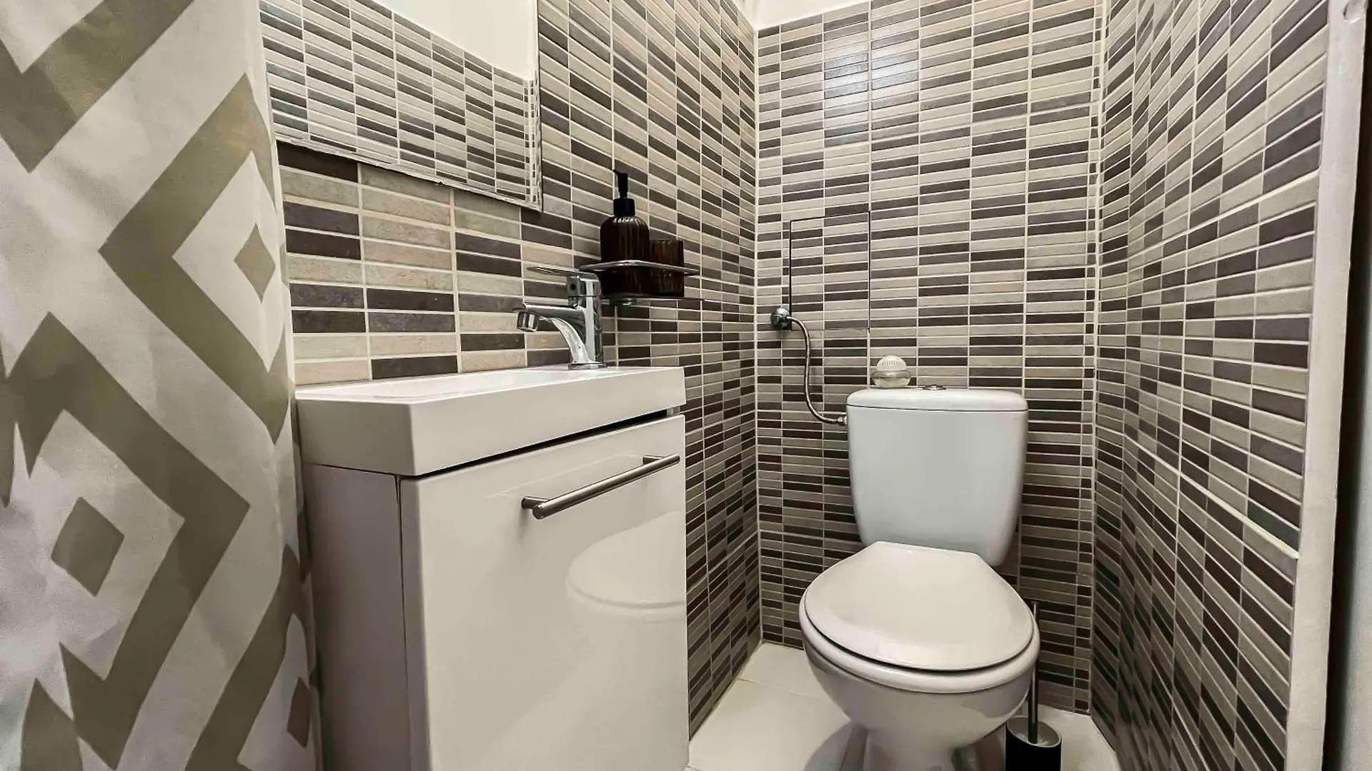 Yellow And Bright Studio Apartment Budapest