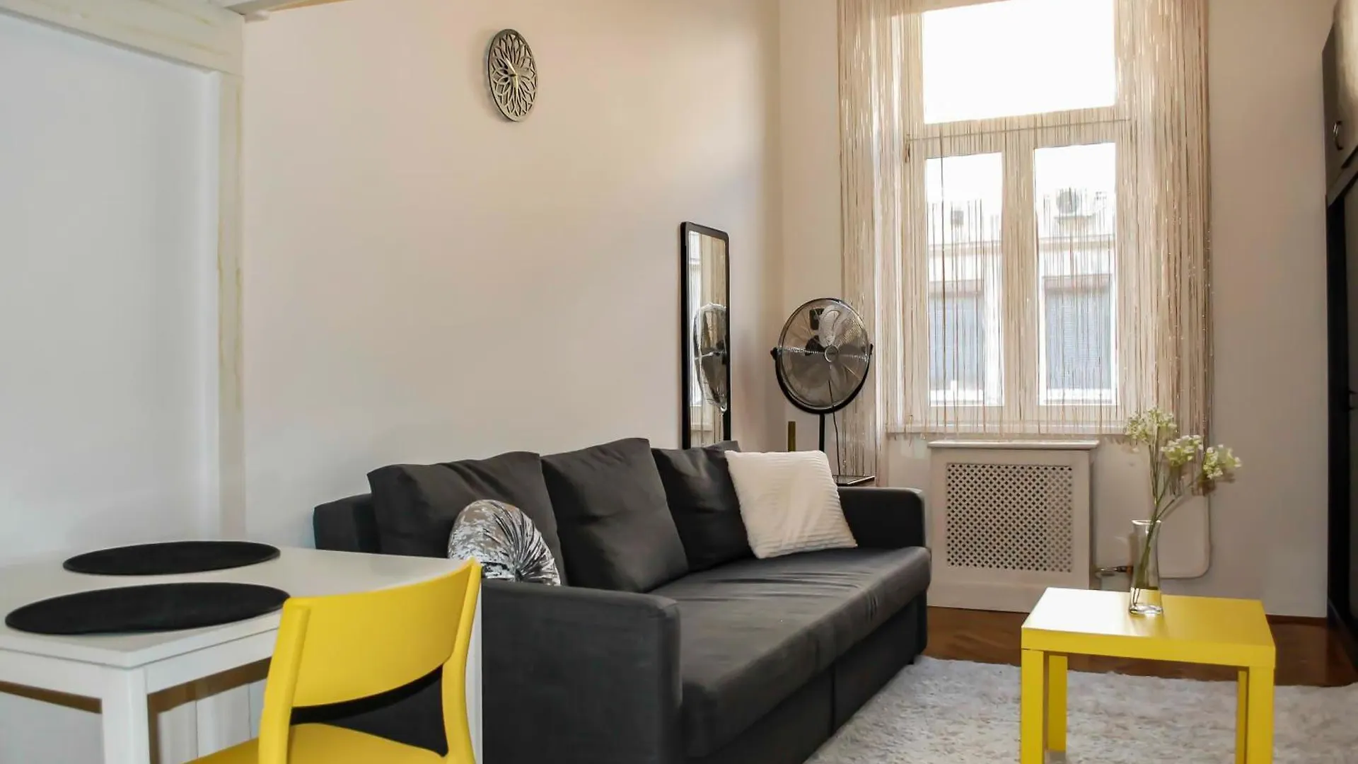 Yellow And Bright Studio Apartment 布达佩斯