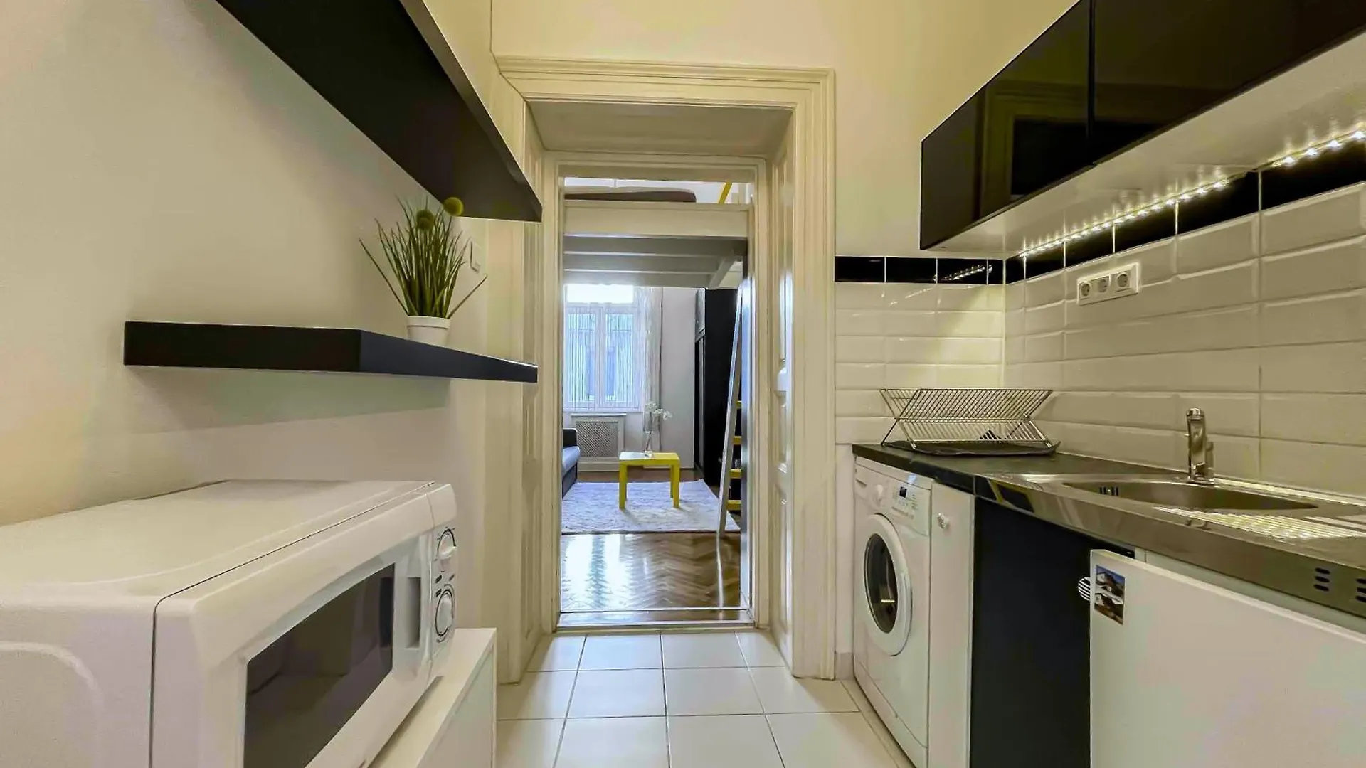 Yellow And Bright Studio Apartment 布达佩斯