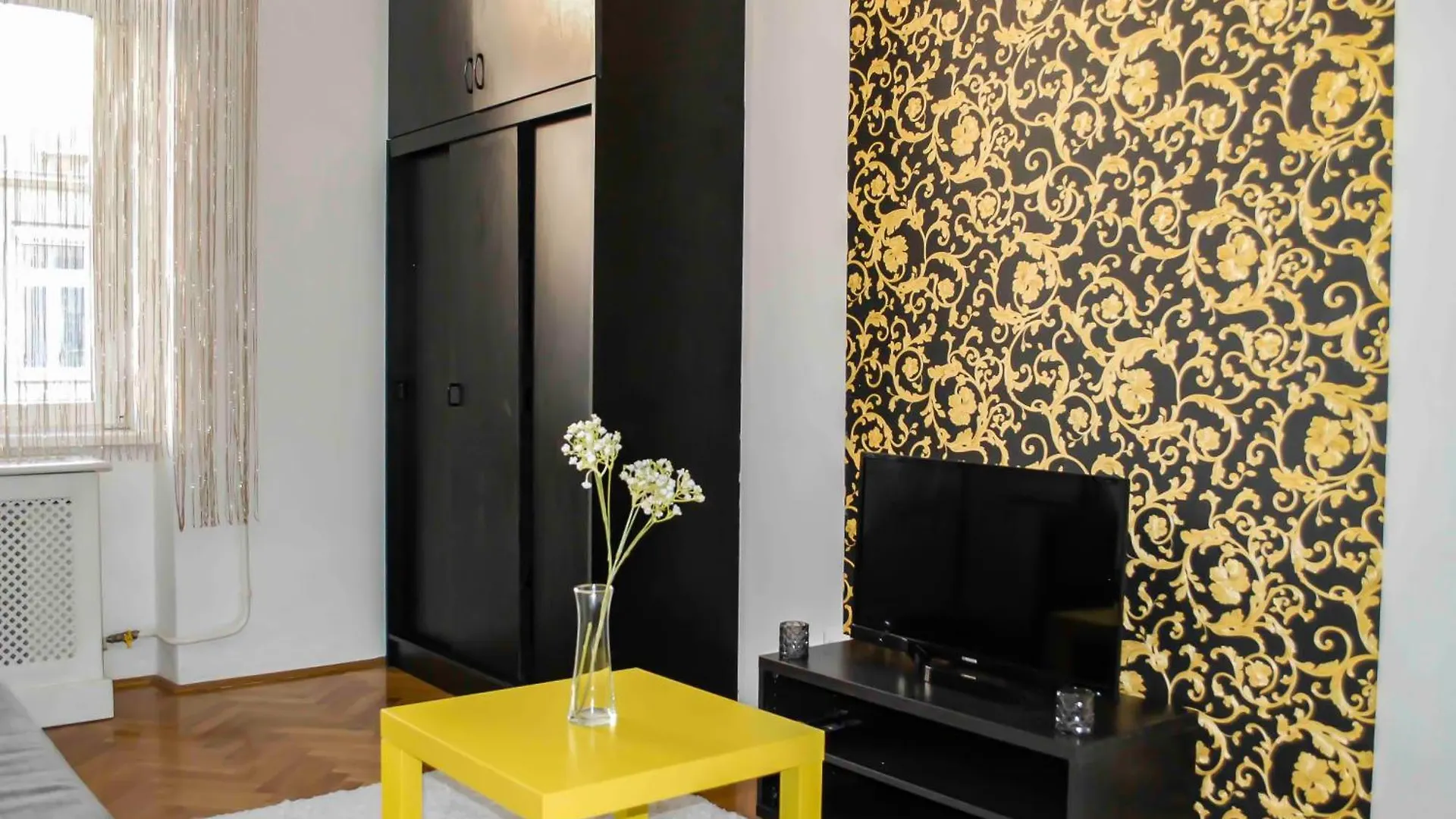 Yellow And Bright Studio Apartment 布达佩斯